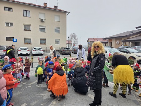 Maškare obiskale županjo in zaposlene na občinski upravi