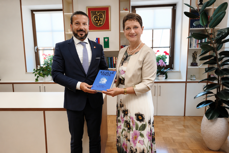 Gospod Hüseyin Çetin, častni konzul Republike Turčije in Polona Kambič, županja Občine Semič