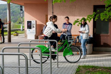 Otvoritev postaje na železniški postaji